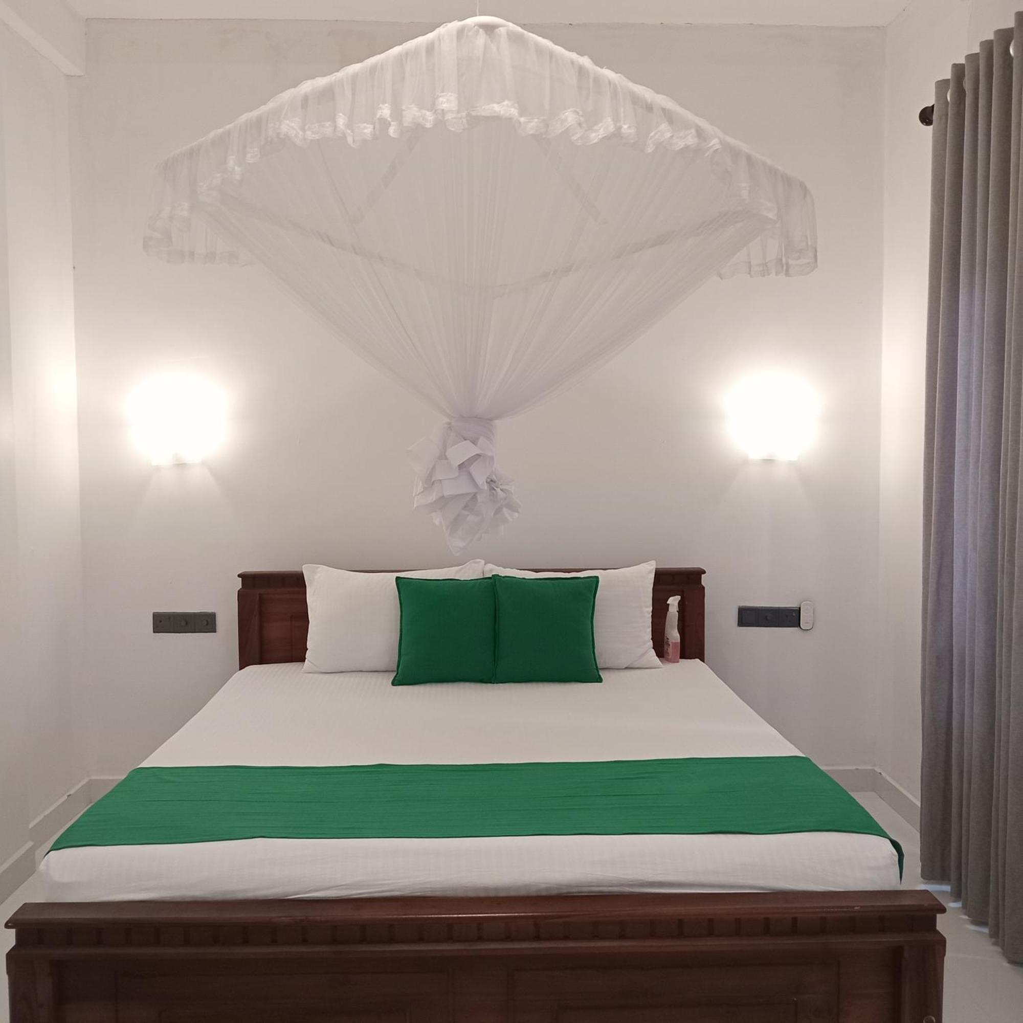 Sea Bay Inn Tangalle Room photo